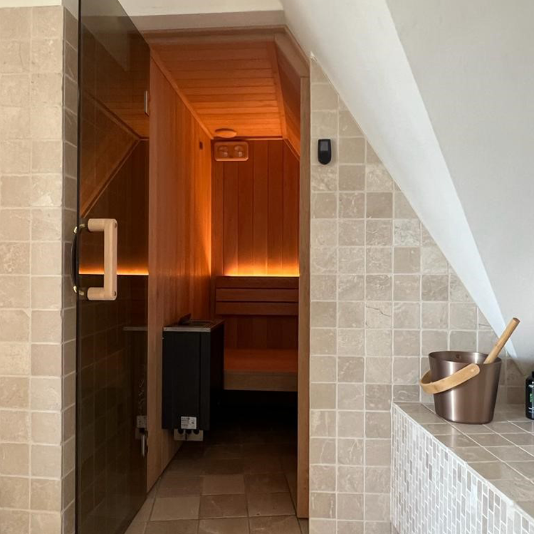 Een Maatwerk sauna in een lastige hoek van een badkamer verwerkt