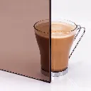 Latte achter getint glas.webp