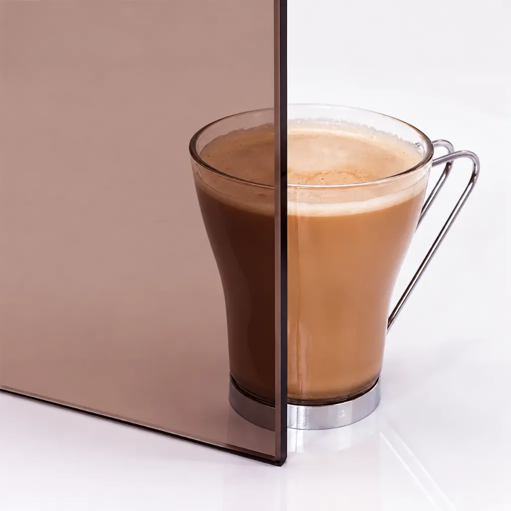 Latte achter getint glas.webp