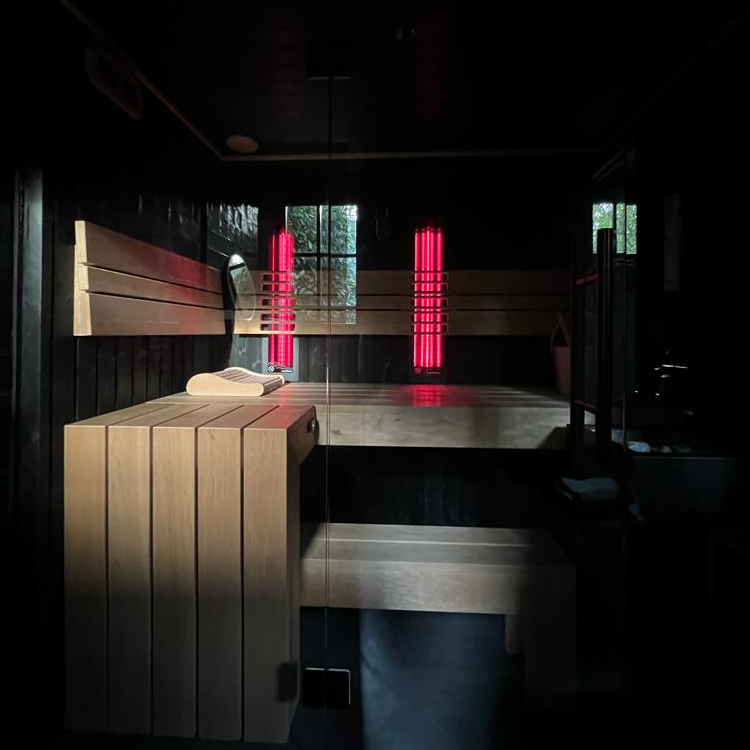 Maatwerk sauna, zwart Nordische fichte samen met elzen banklatten